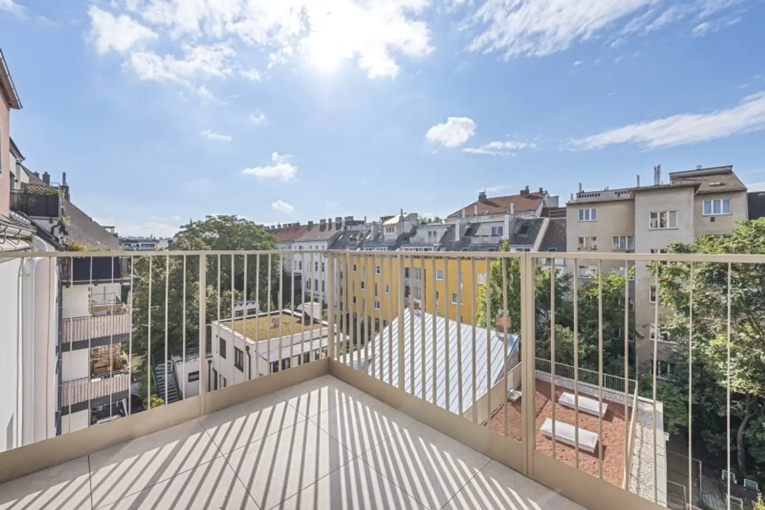 ZUM VERLIEBEN: EIN DACHGESCHOSS-TRAUM MIT BALKON