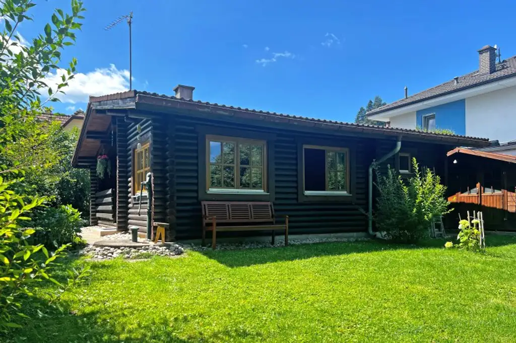 Gepflegtes Holzhaus auf ebenem Grundstück in ruhiger Lage im Ortskern