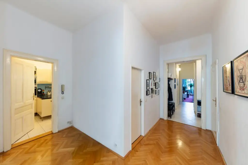 Großzügige Altbauwohnung im Herzen des Stuwerviertels