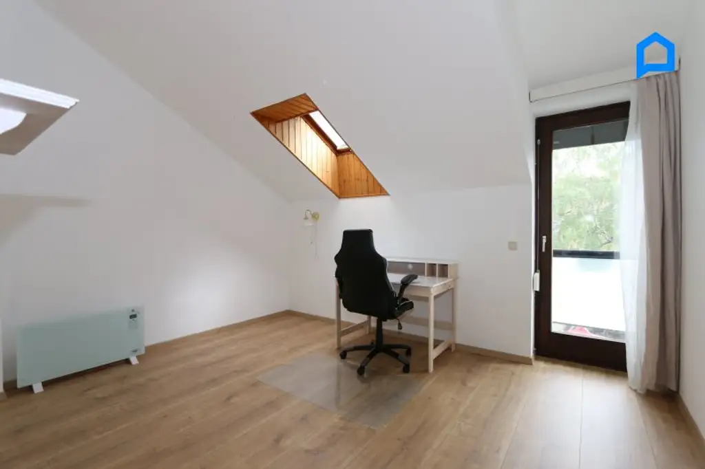 Sehr gepflegtes großzügiges Eckreihenhaus , Garten, Pergola, Terrasse, 4,5 Zimmer, plus Kellerräume, Garage