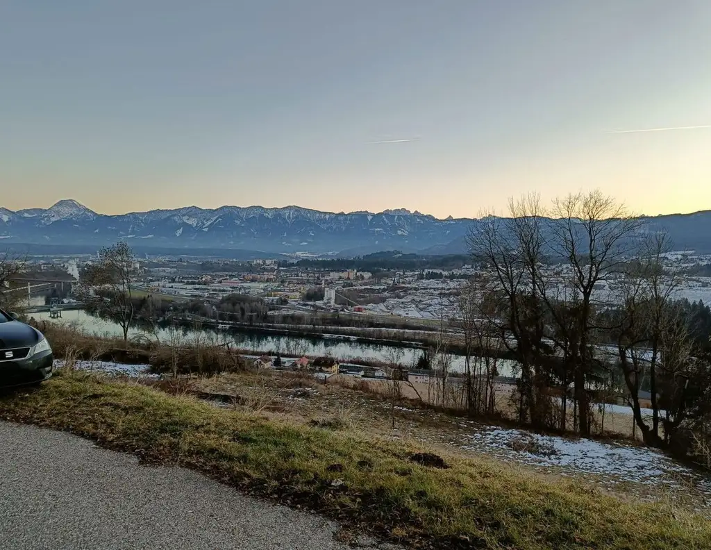 Baugrund mit Bergpanorama über Villach