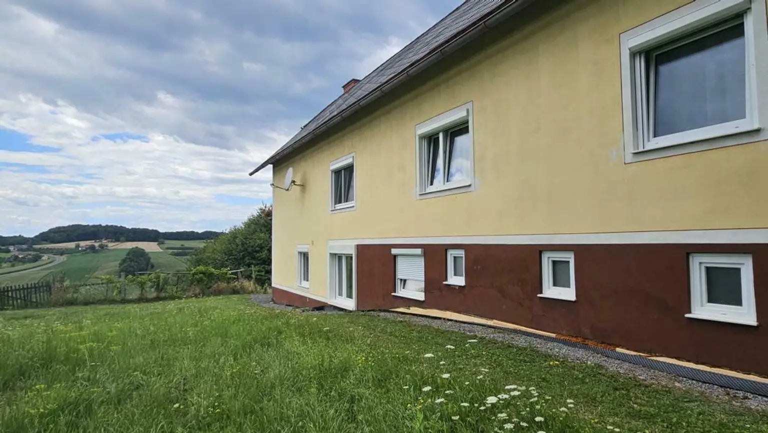 ** Geschmackvolles Zweifamilienwohnhaus - ca. 1,9ha LW-Fläche mit Wald ** unvergleichbarer Panoramablick auf Schloss Kapfenstein und das steirische Hügelland **