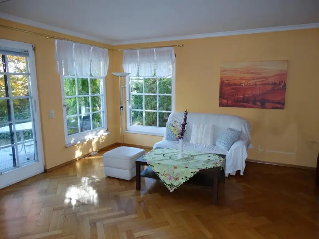 BUNGALOW INMITTEN DER VEGETATION IN RUHELAGE