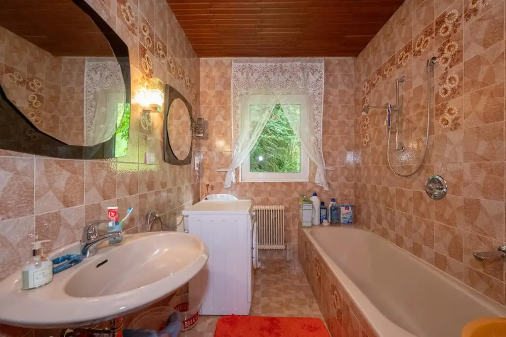 WOHNEN IM GRÜNEN – 242 m² WOHN-NUTZFLÄCHE – 3.903 m² GRUNDSTÜCK! Charmantes Einfamilienhaus voller Potenzial und zahlreicher Gestaltungsmöglichkeiten!