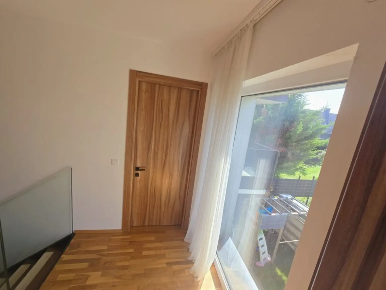 Traumhaft LUXURIÖS AUSGESSTATTETES SMART EFH in Leopoldsdorf: Wfl. 196m², 6 Zimmer, Balkon & Terrasse! + PHOTOVOLTAIK ANLAGE mit STROMSPEICHER + beheizter POOL  + GARAGE + GRILLPLATZ +