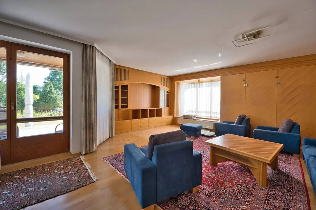 Exklusivität und Privatsphäre pur auf 2.610 m2 Grundfläche! Von der Terrasse in den Schwimmteich.