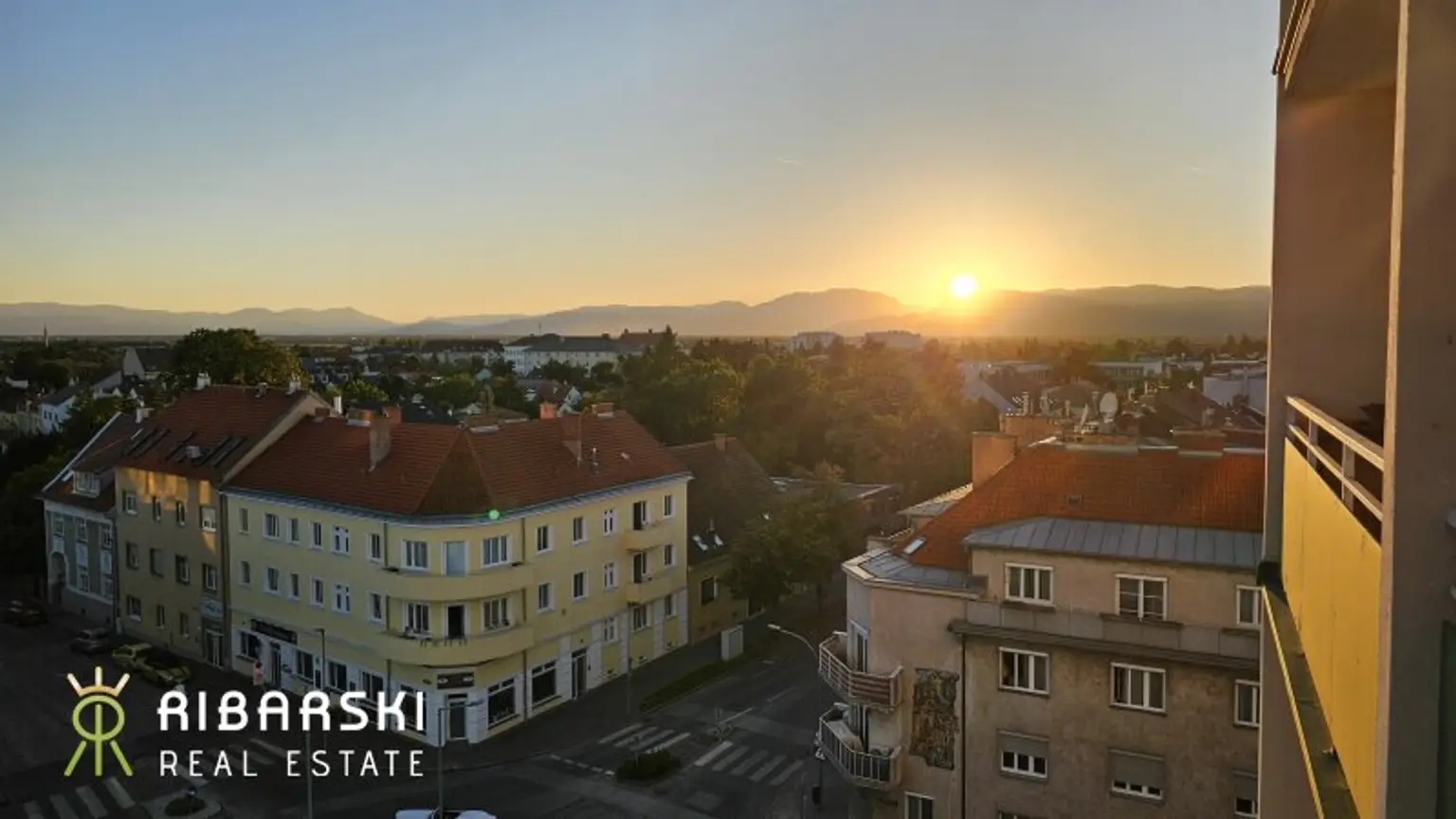 Fast wie ein Penthouse der 70er Jahre - großzügige Wohnung mit 4 Zimmern und drei Loggien