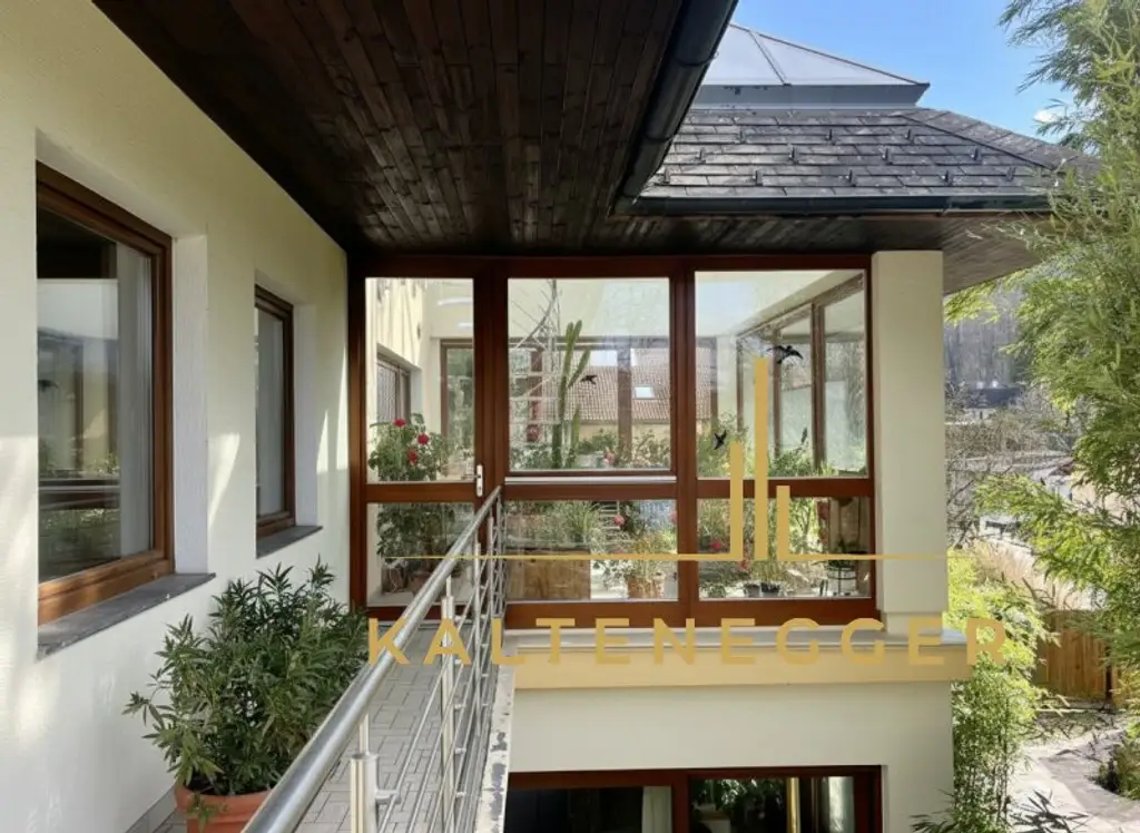 Klosterneuburg: Großzügiges Anwesen mit 2 Wohneinheiten, Indoorpool und 3.606 m² Grundstück