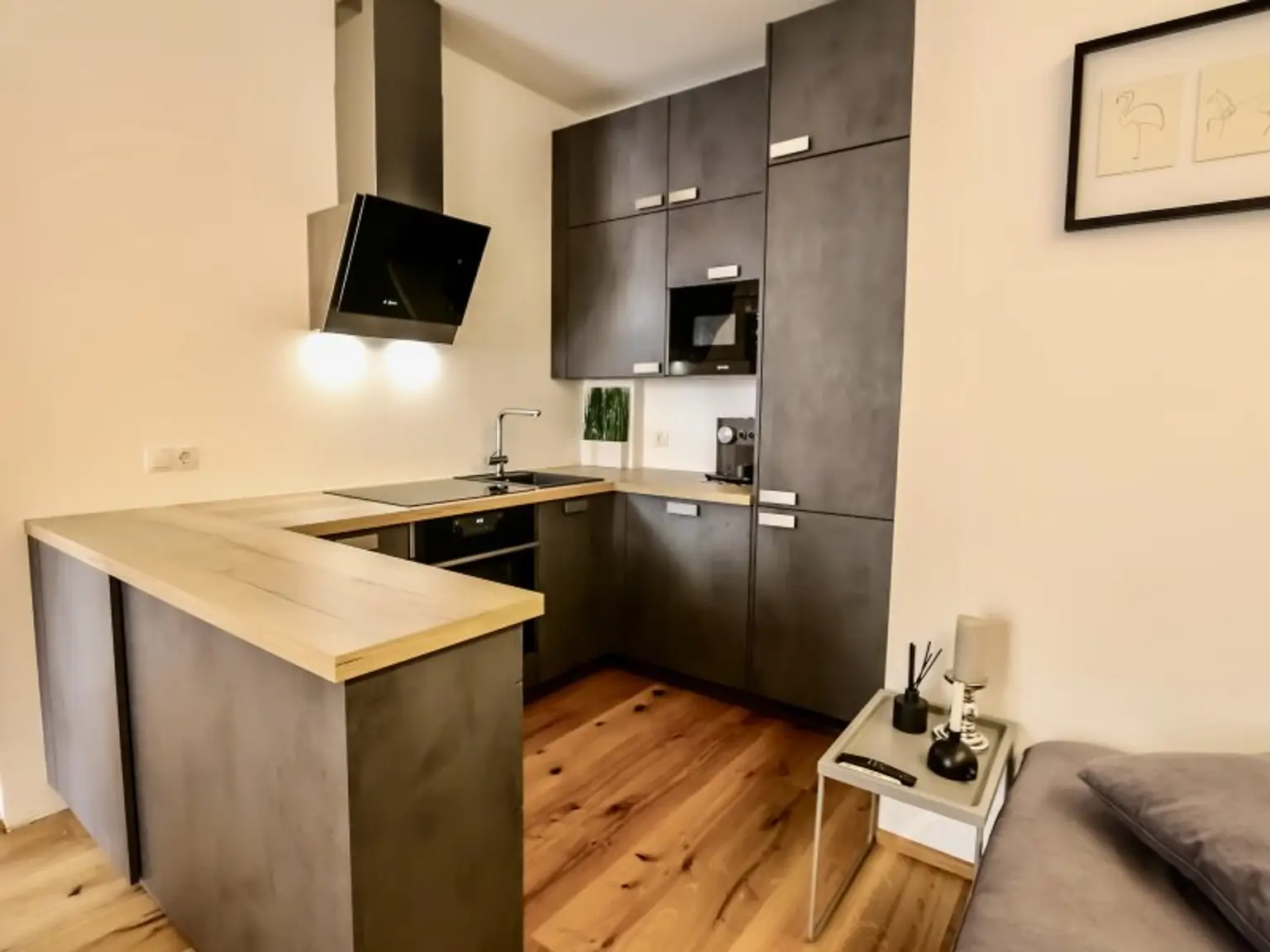 Hideaway im Innenhof - Großartige, vollmöblierte 2-Zimmer-Wohnung in klassischem Gründerzeithaus in U-Bahn-Nähe