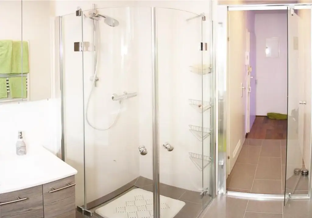 Nähe U6 "NIEDERHOFSTRASSE" & MEIDLINGER MARKT: komplett hofseitige 3-Zimmerwohnung