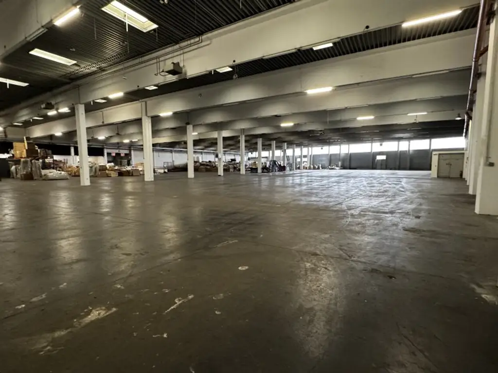 Moderne Halle mit 7 m Höhe und LKW-Zufahrt – ca. 4.445 m² im 21. Bezirk. Flexibel Nutzbar