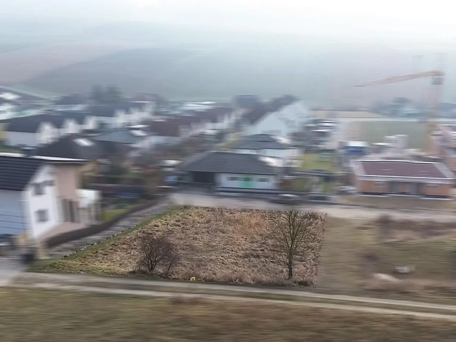 Drohnenaufnahme: Grundstück scharf - Sicht gen Mauer