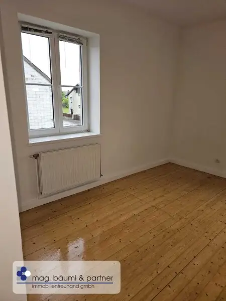 3 geräumige Zimmer, Küche mit Essplatz, Gartennutzung und PKW Stellplatz