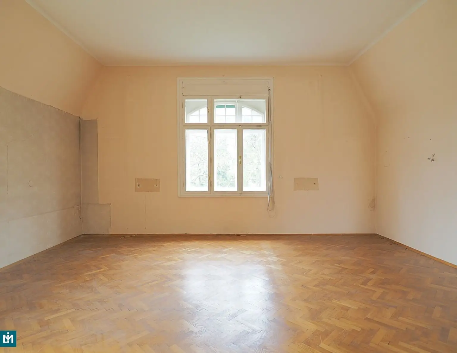 GRUNDSTÜCK MIT SANIERUNGSBEDÜRFTIGER VILLA IN GUTER LAGE