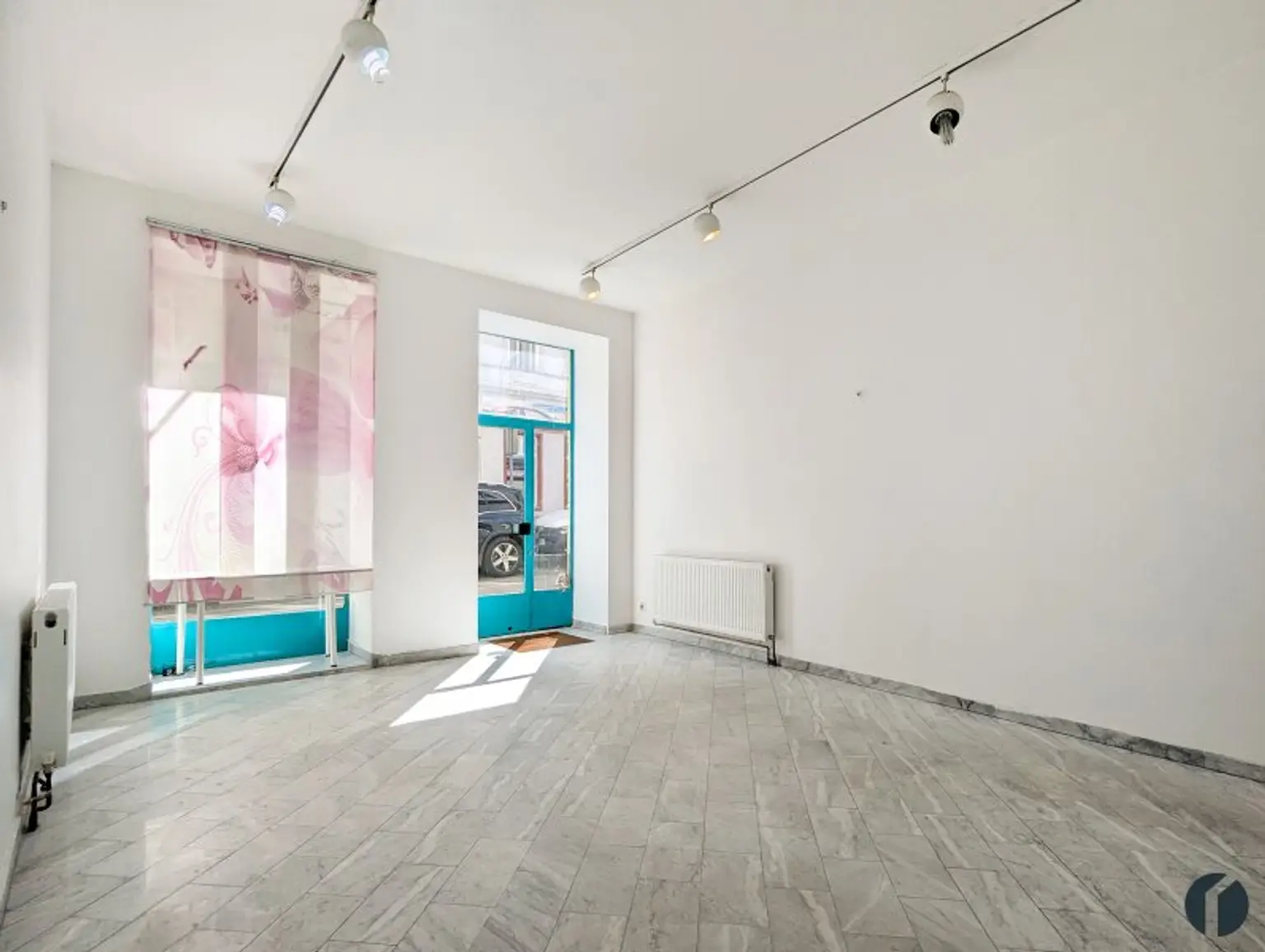 Straßenseitiger Eingang mit Auslage