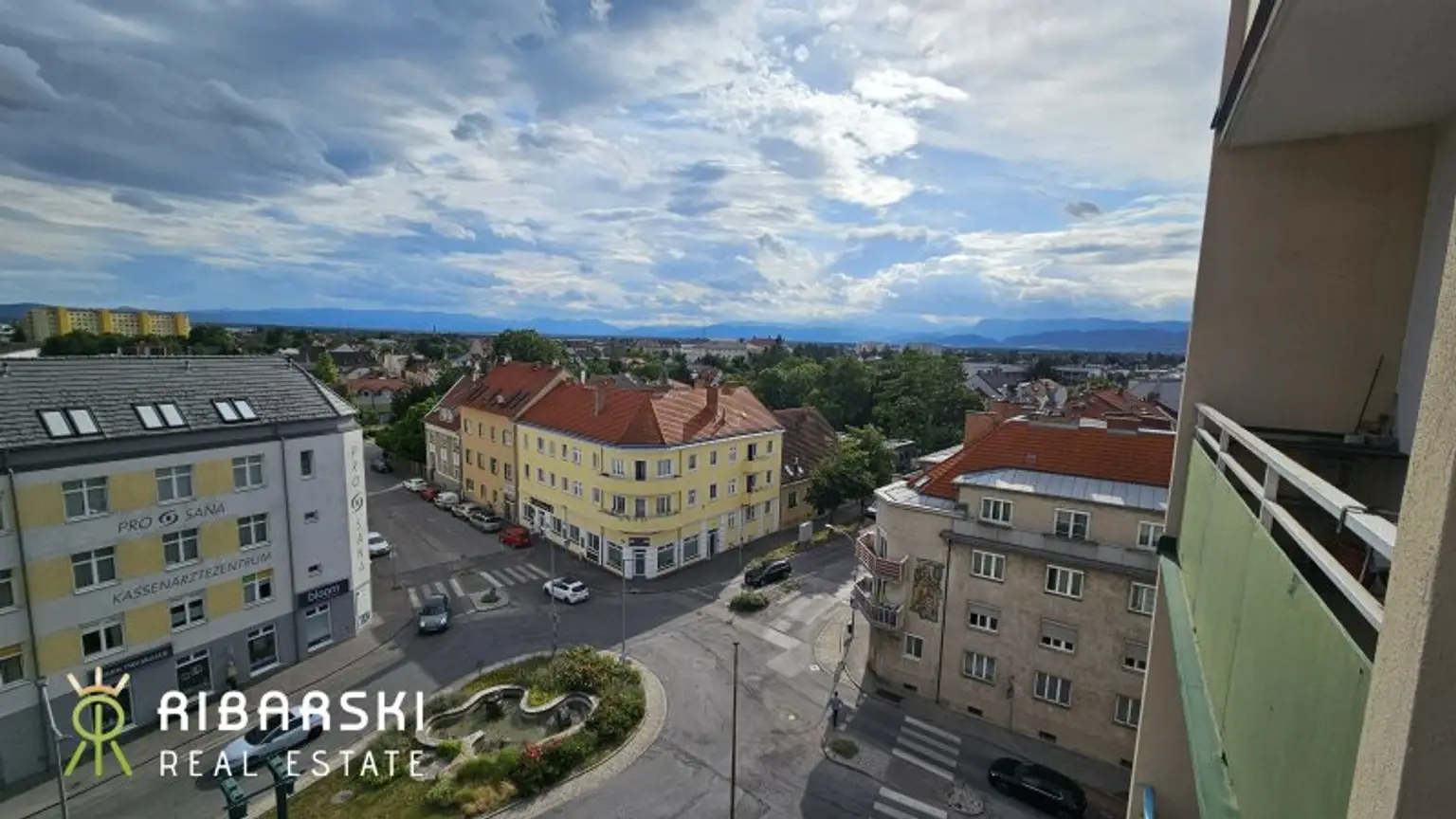 Fast wie ein Penthouse der 70er Jahre - großzügige Wohnung mit 4 Zimmern und drei Loggien - Garage inklusive