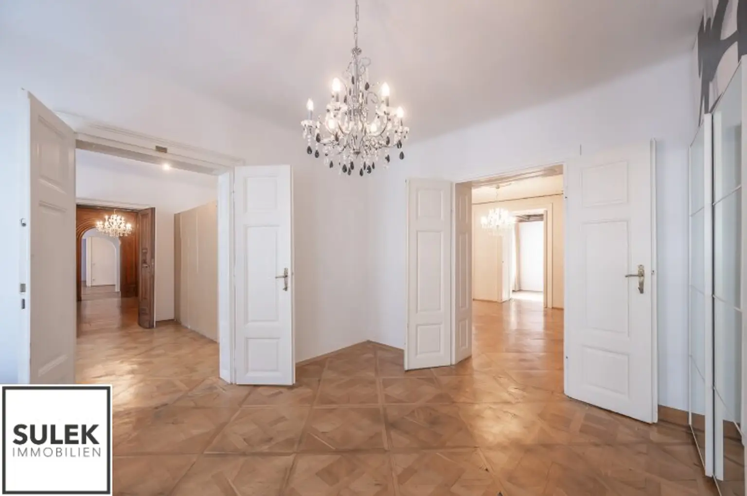 Rarität in der Wehrgasse: großzügige, sanierte Altbauwohnung mit Terrasse ab 01/26 unbefristet mieten!