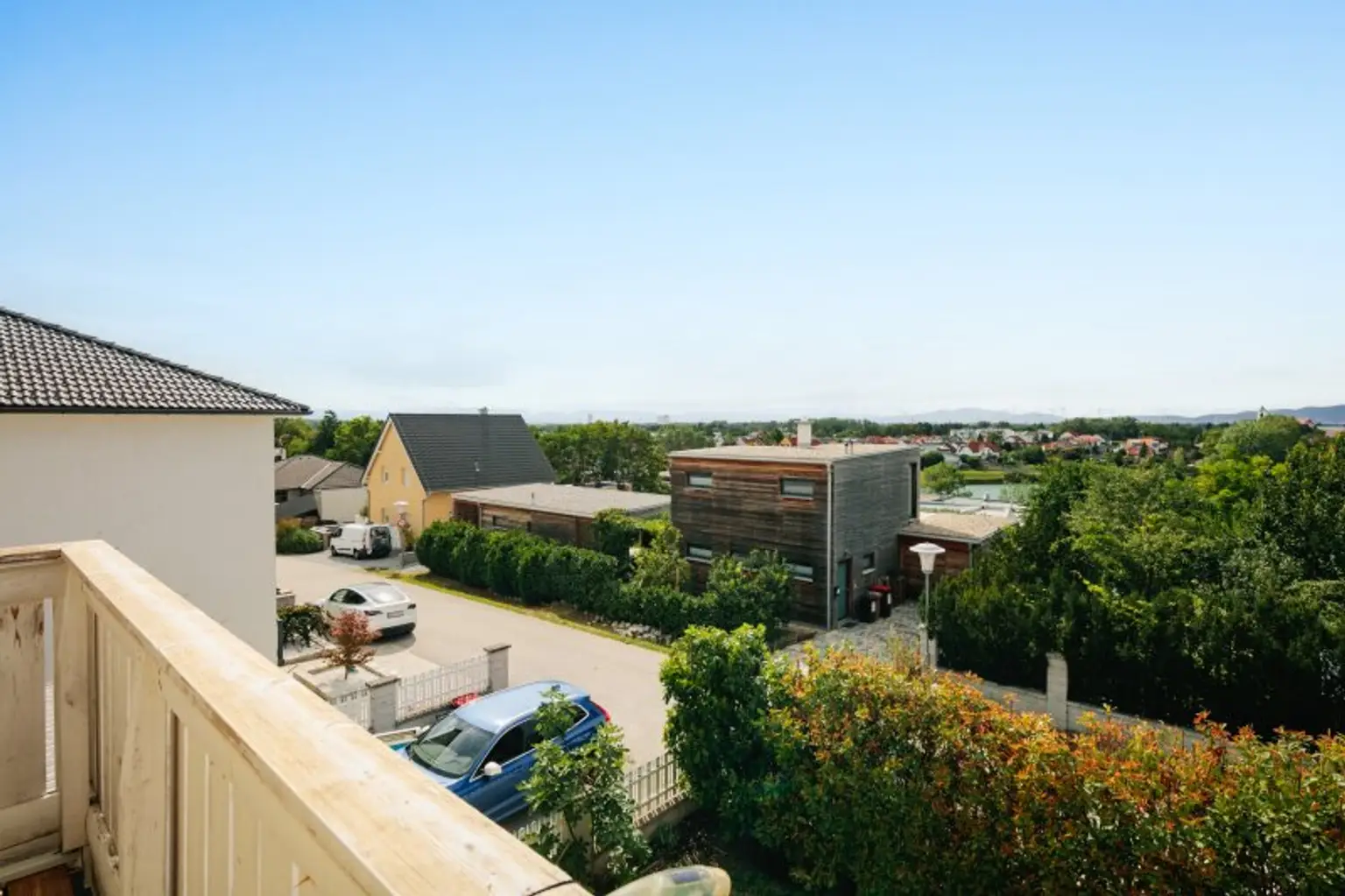 Balkon mit Blick zum Badesee