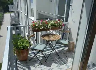 Terrasse im Obergeschoss: KI generiert Einrichtung