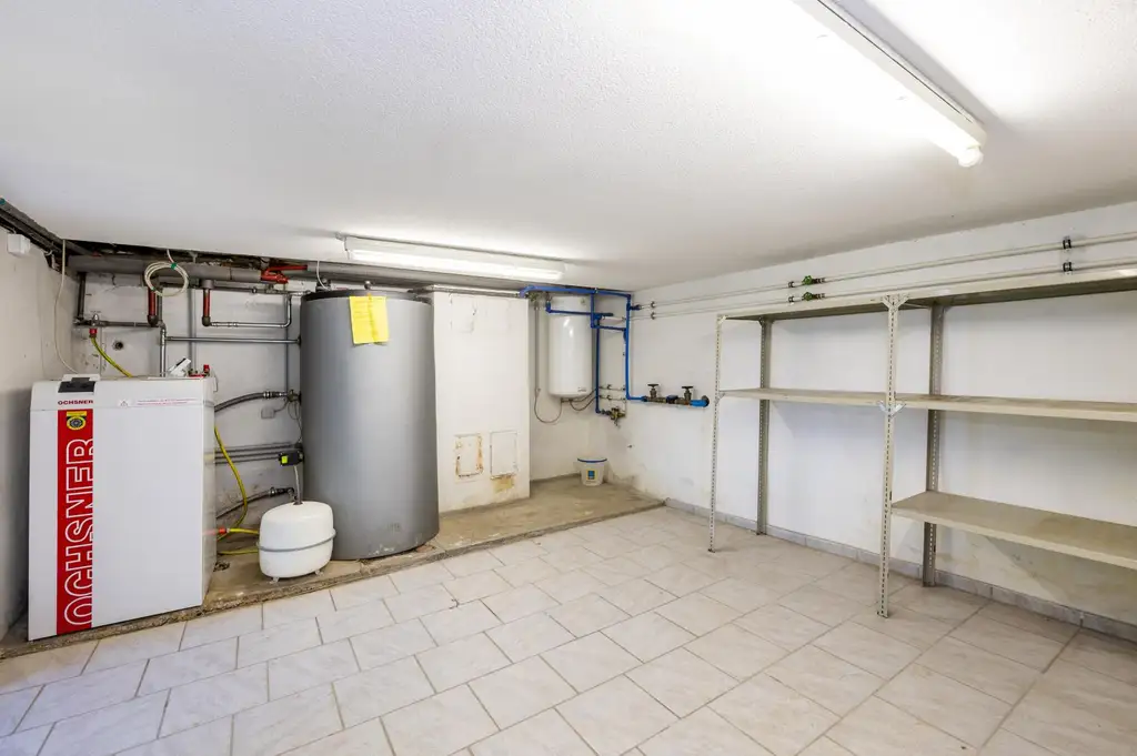 Einfamilienhaus mit Einliegerwohnung, Garage, Carports und Ausblick!