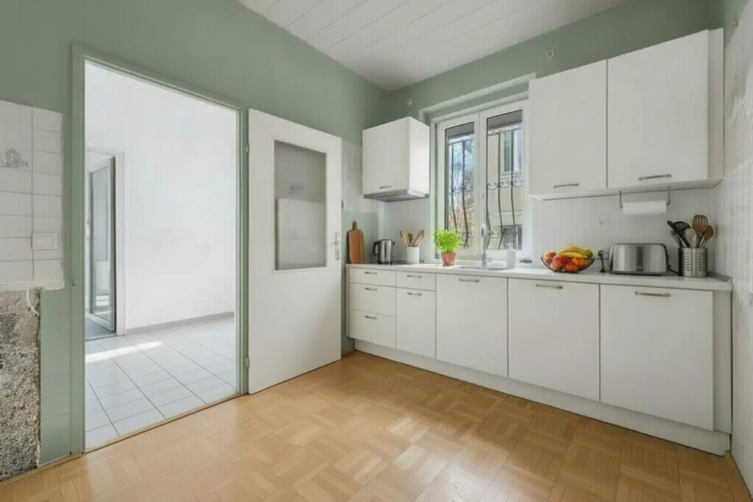 Zwei Zimmer-Gartenwohnung - sanierungsbedürftig