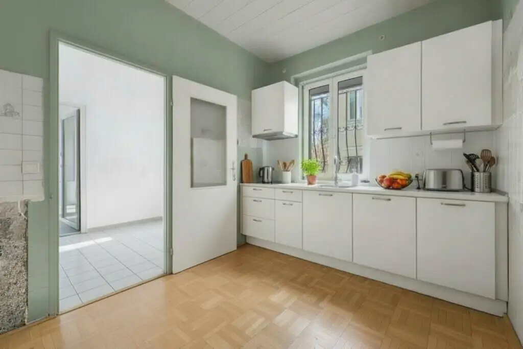 Zwei Zimmer-Gartenwohnung - sanierungsbedürftig