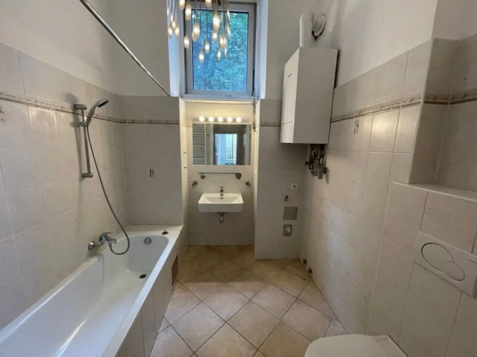 2,5-Zimmer-Hochparterre-Wohnung im gepflegten Altbau