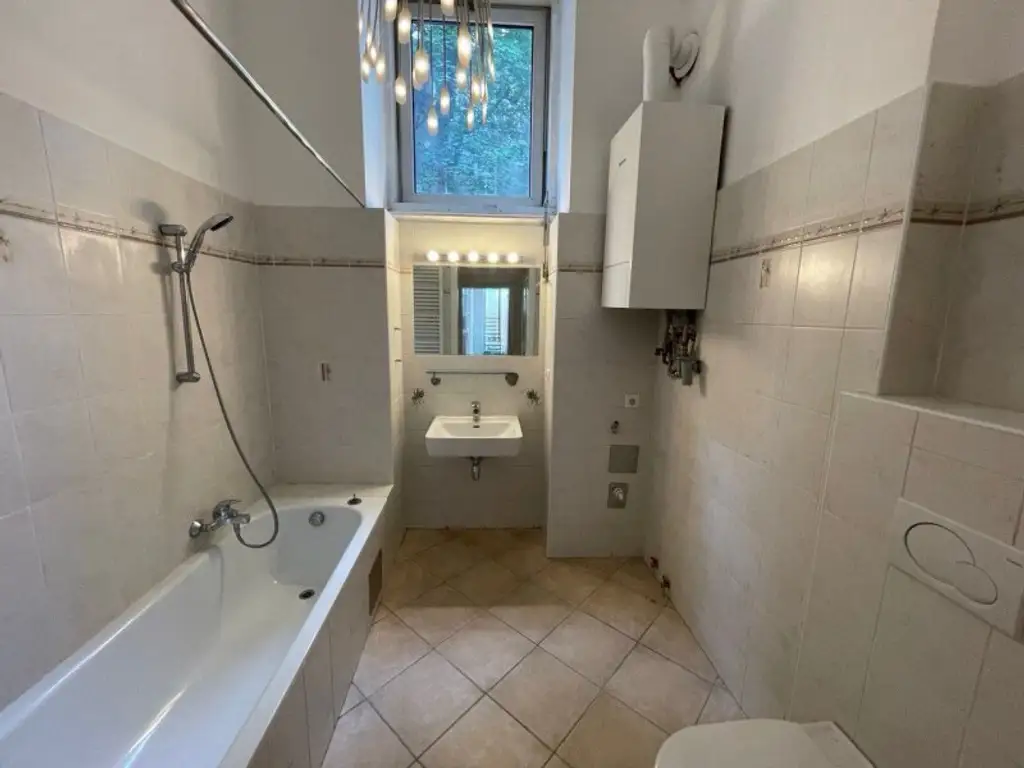 2,5-Zimmer-Hochparterre-Wohnung im gepflegten Altbau