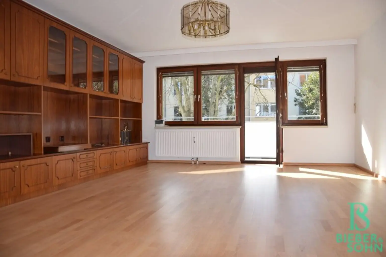 Eleganter "Retro-Style" - Großzügige, sonnige, ruhige Wohnung mit Süd-Loggia! 2 Garagenplätze!