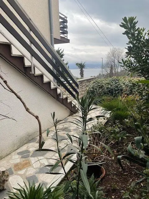 Crikvenica/Kacjak: Apartmenthaus mit 5 Wohneinheiten, nur 140 Meter vom Strand entfernt!