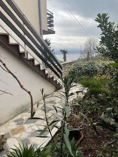 Crikvenica/Kacjak: Apartmenthaus mit 5 Wohneinheiten, nur 140 Meter vom Strand entfernt!