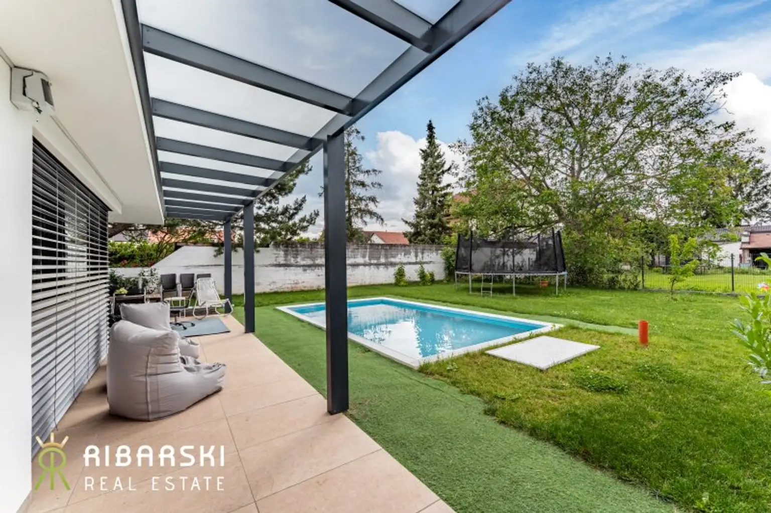 Garten mit Pool