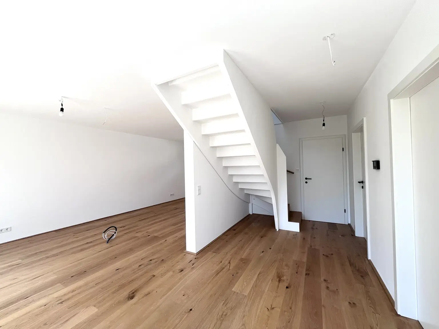 Wohnzimmer mit offener Küche