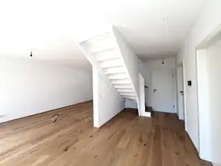 Wohnzimmer mit offener Küche