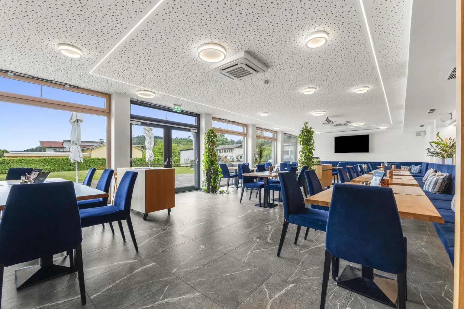 DAS HUNNENBRUNN - hochinteressantes Restaurant und 2 großzügige Wohnungen