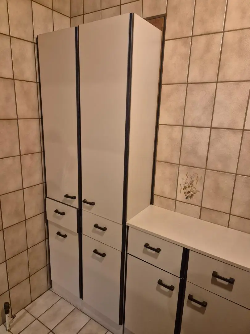 Renovierungsbedürftige 4 Zimmer Wohnung mit Loggia