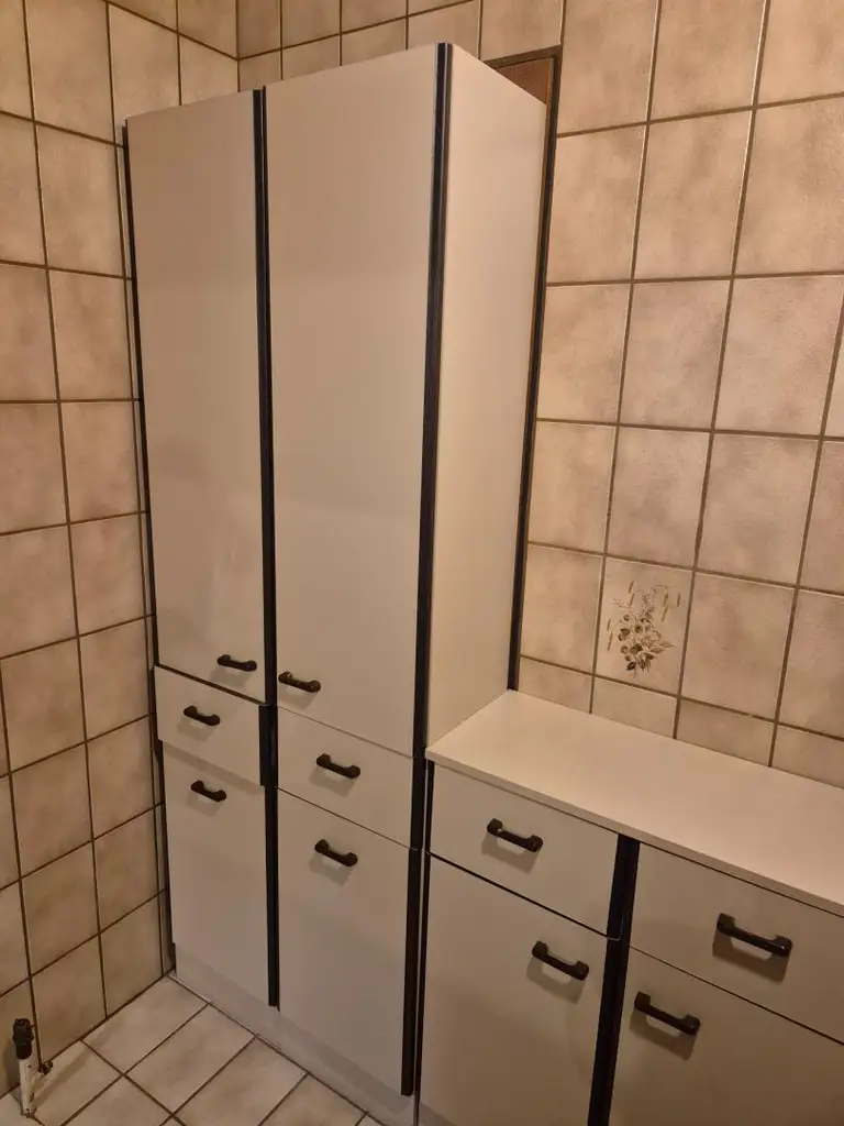 Renovierungsbedürftige 4 Zimmer Wohnung mit Loggia