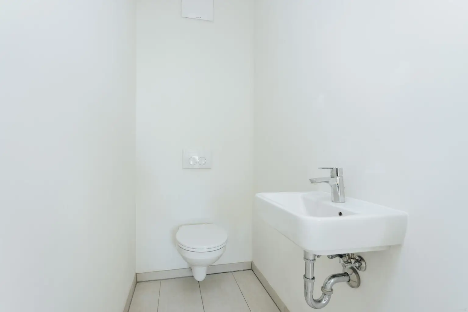 extra WC mit Handwaschbecken