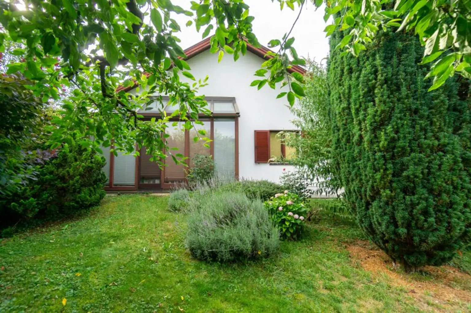 Liebenswertes Haus mit liebevoll gestaltetem Blumengarten, Garage und Keller