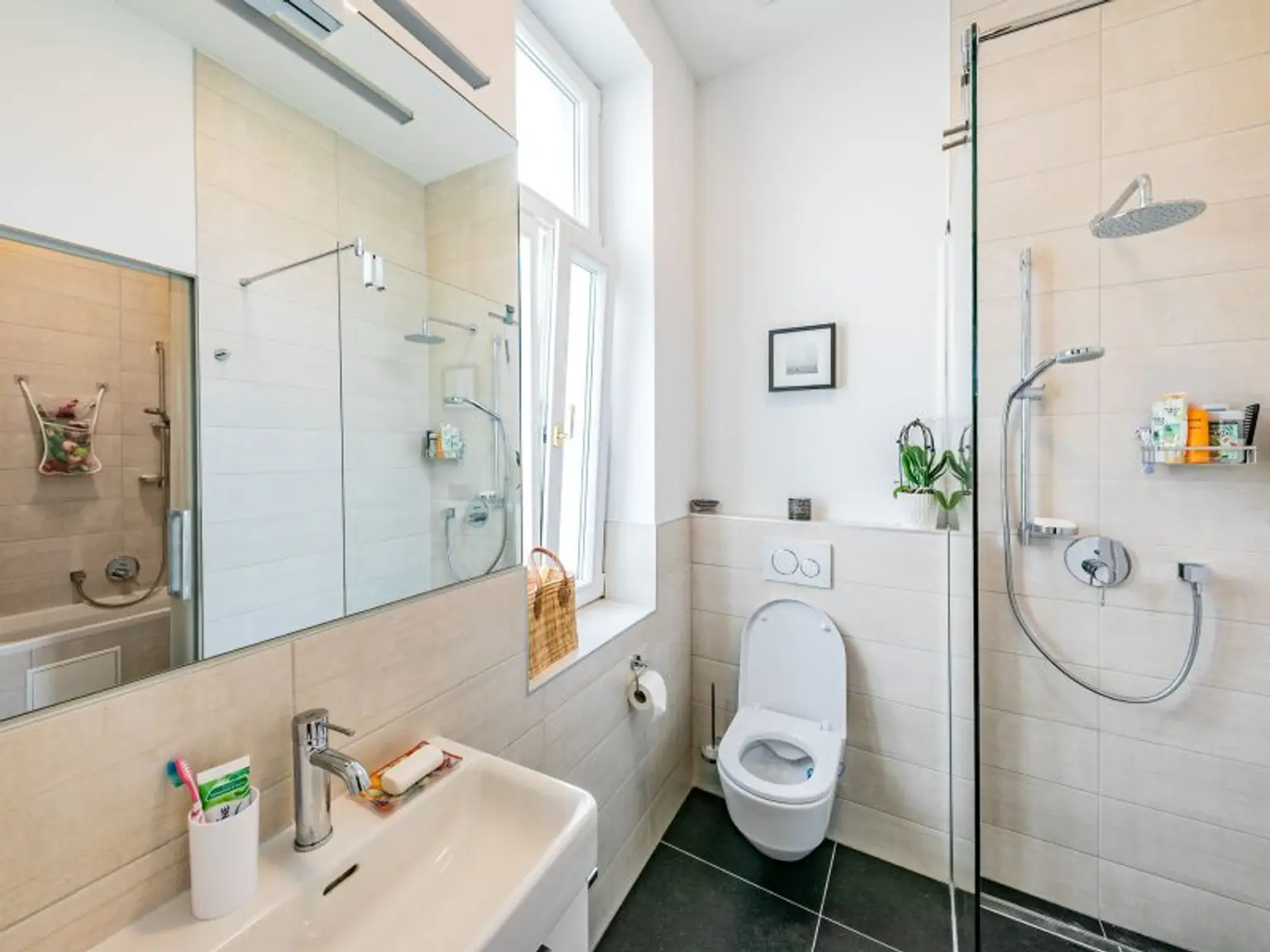 Stilvolle Familienwohnung am Fuß des Küniglbergs - 4 Zimmer getrennt begehbar - Balkon, Klima, Gartennutzung