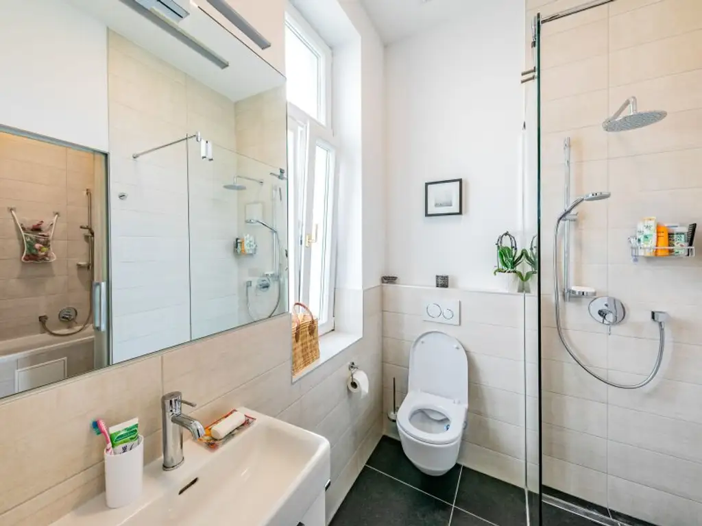 Stilvolle Familienwohnung am Fuß des Küniglbergs - 4 Zimmer getrennt begehbar - Balkon, Klima, Gartennutzung