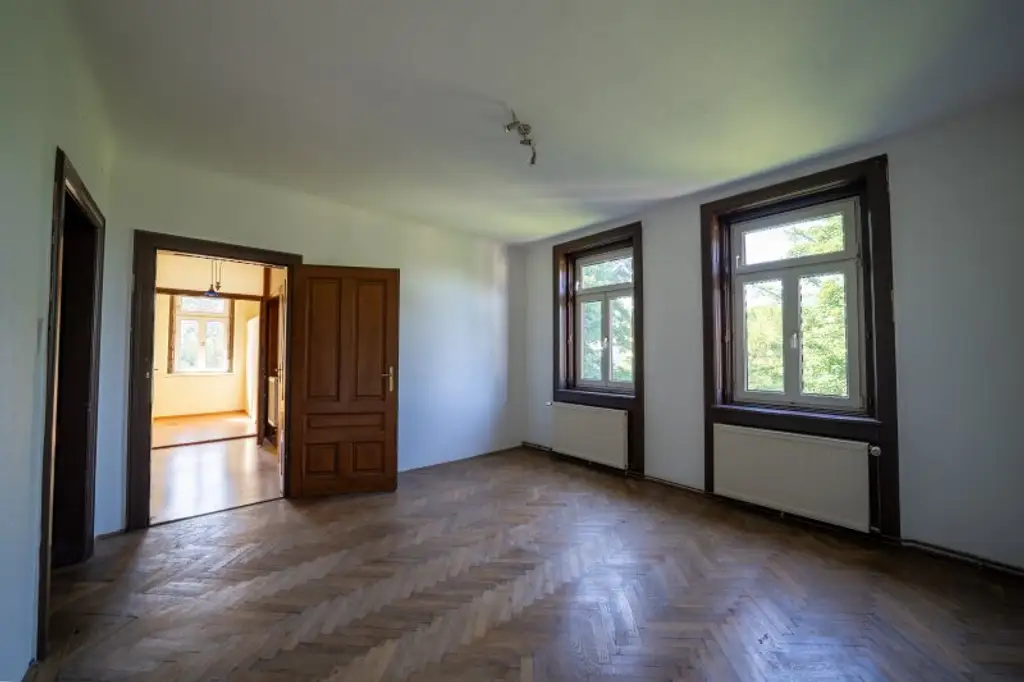 Jahrhundertwende Villa und großartiges Grundstück im Herzen von Gießhübl