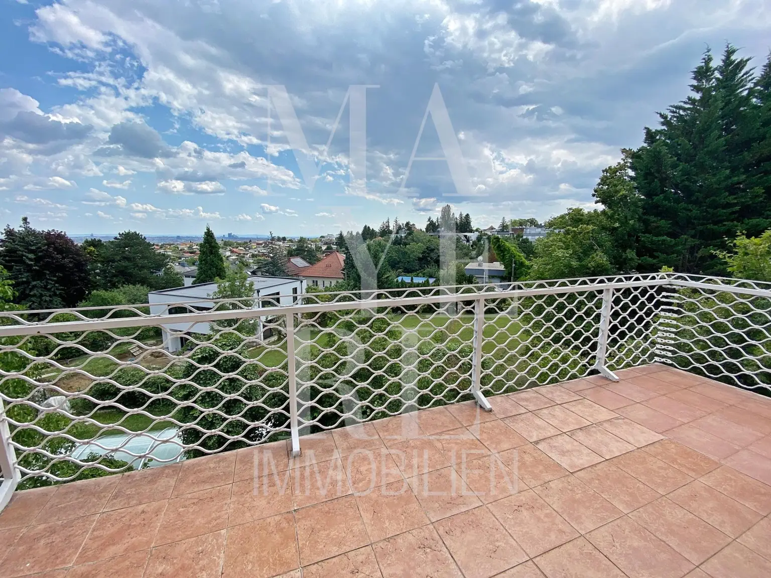 SCHÖNES EINFAMILIENHAUS MIT POOL, TOLLER BLICK, GARAGE & GARTEN