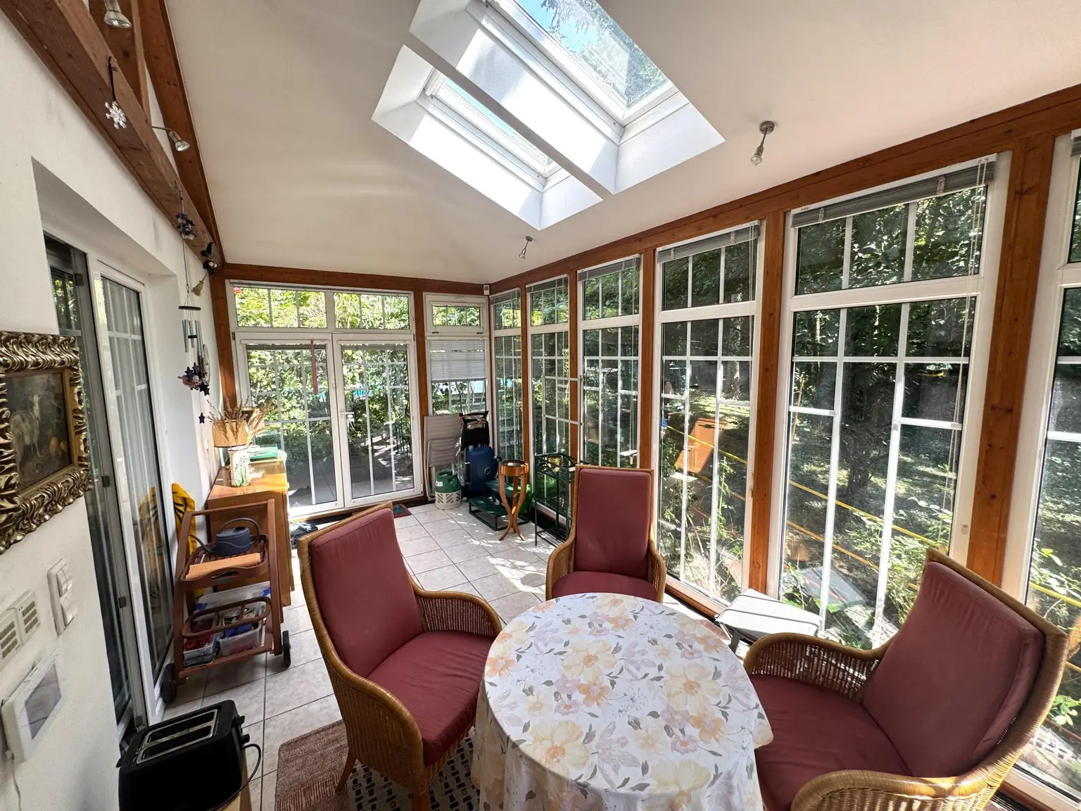 Großzügiges Einfamilienhaus mit Pool, Wintergarten und Doppelgarage mitten im Grünen!