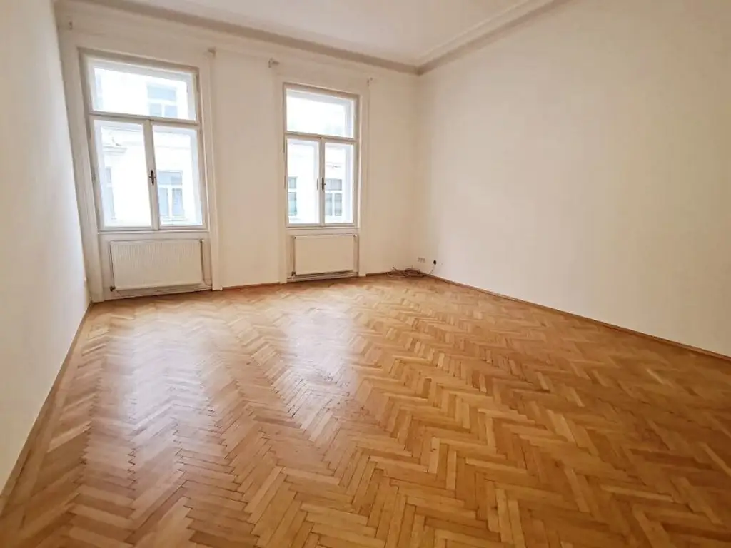 AM GRABEN-NÄHE, 95 m2 Altbau mit Balkon, 2 Zimmer, Komplettküche, Wannenbad, Parketten, 4. Liftstock, Flügeltüren, Spiegelgasse