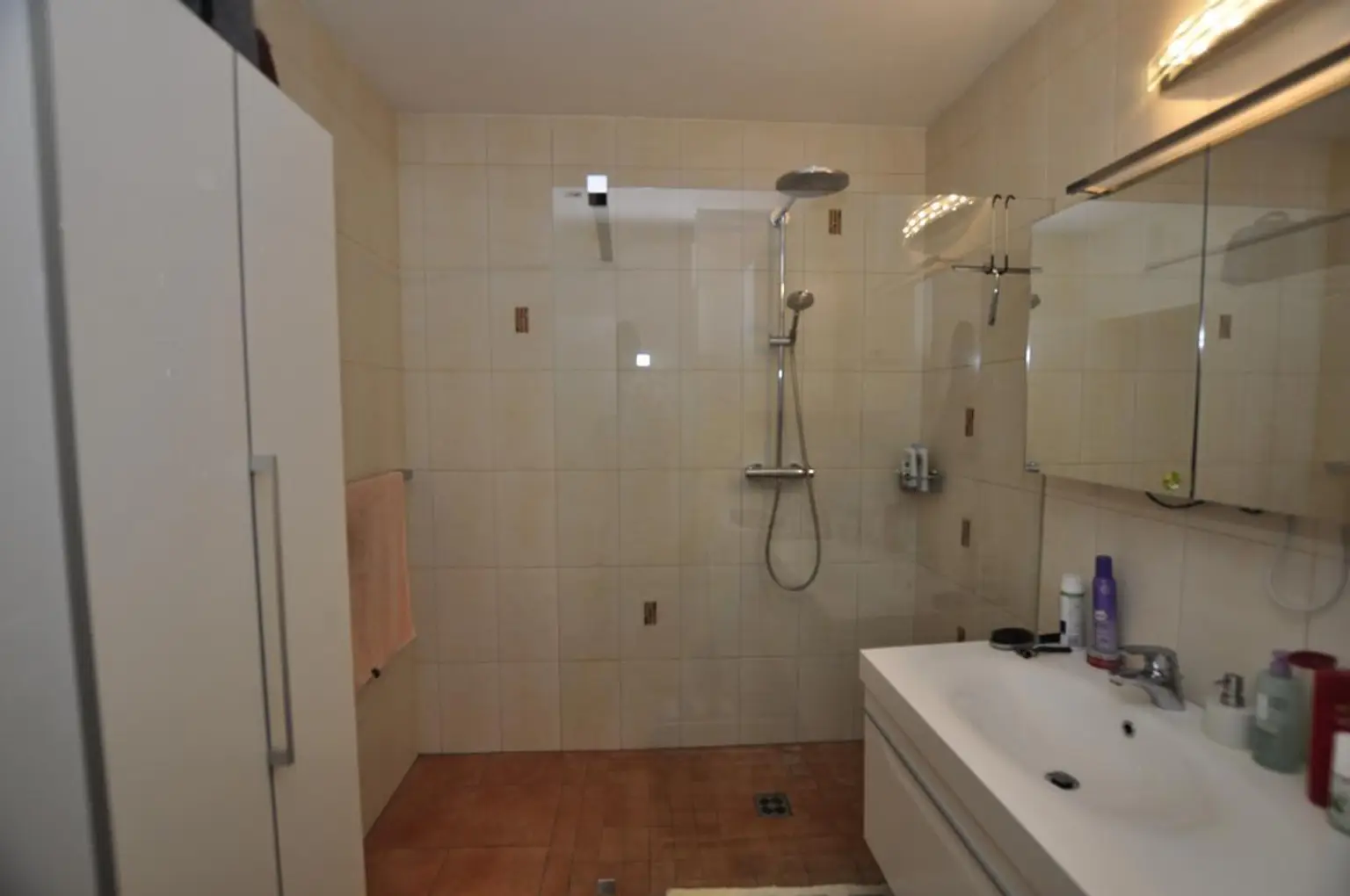 Sonnige 3-Zimmer-Wohnung im 1. Stock mit großer Loggia und Einzelgarage