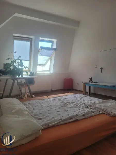 "Diese 5 Zimmer-Altbauwohnung mit sonniger Terrasse wartet genau auf SIE"