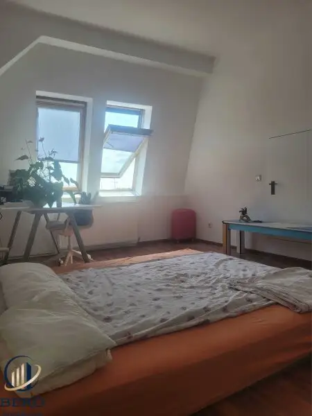 "Diese 5 Zimmer-Altbauwohnung mit sonniger Terrasse wartet genau auf SIE"