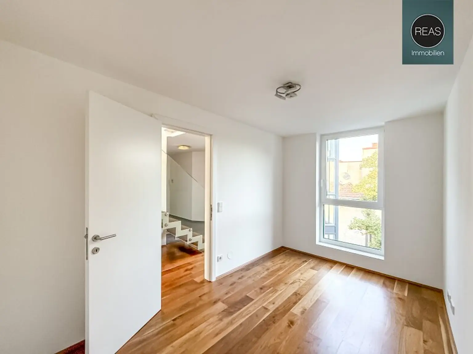 Provisionsfrei: Klimatisierte Dachgeschoss Maisonette mit 2 Terrassen und Kamin nahe Uno City!