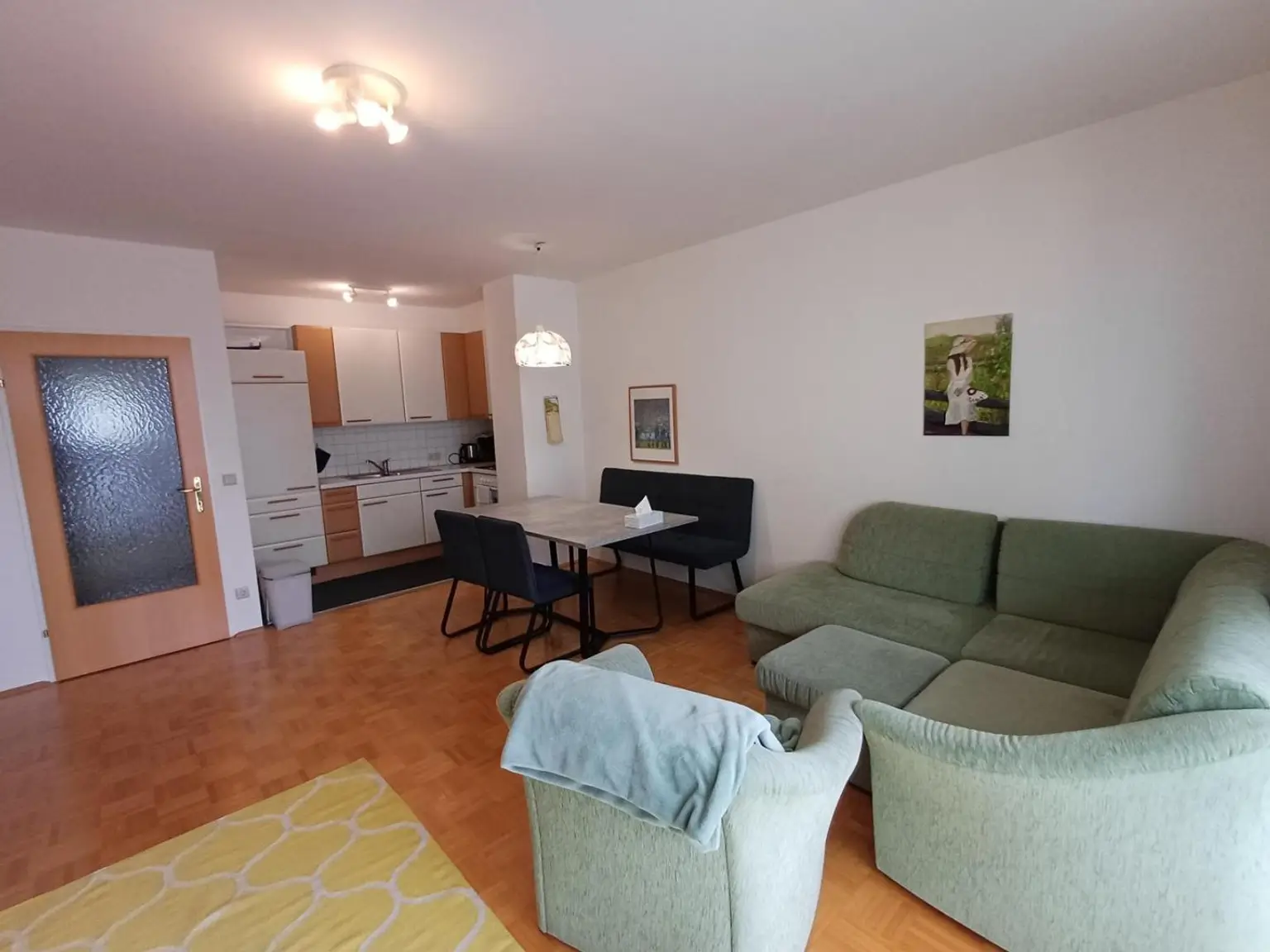 Gmunden: Äußerst gemütliche, teilmöblierte Wohnung mit Balkon im 1. OG in Seenähe!